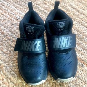 Boys Nike Team Hustle basketball shoes